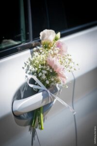 Photographe de mariage en Beaufortain : décoration des voitures