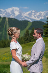 Photographe de mariage en Beaufortain devant le Mont Blanc et les pistes des Saisies