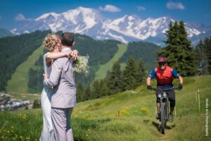 Mariage en Beaufortain : Mont Blanc et vététiste pendant la séance photo de couple