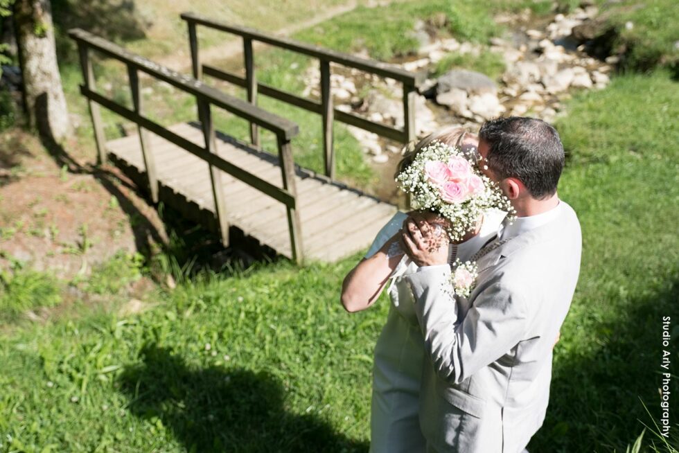 Mariage en Beaufortain : photo des mariés près d'un petit pont