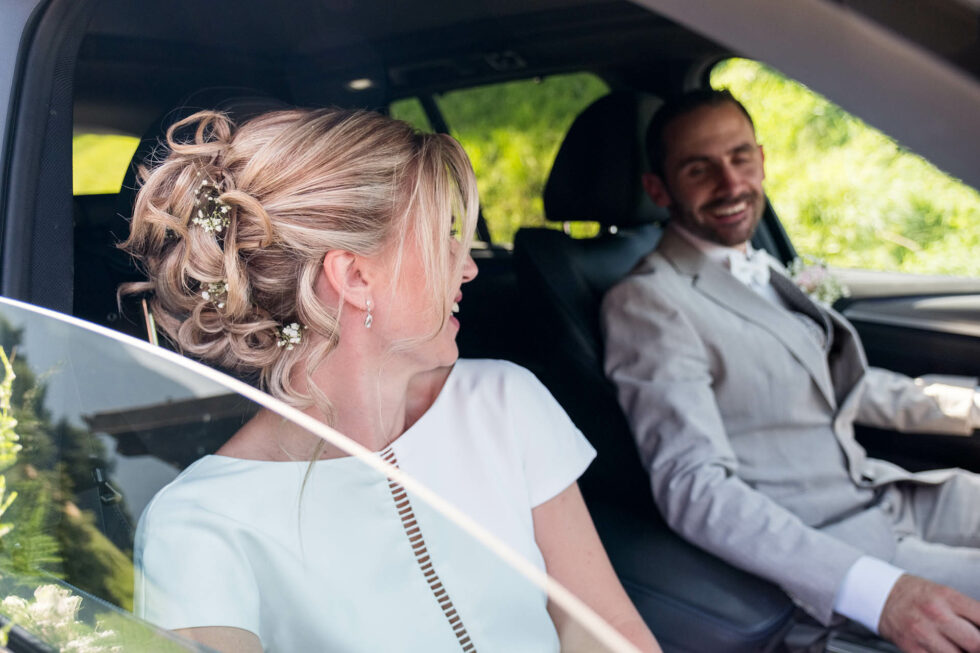 Les mariés reprennent la route pour leur mariage en Beaufortain après leurs photos de couple