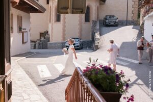 Mariage en Beaufortain : la mariée entre à l'église