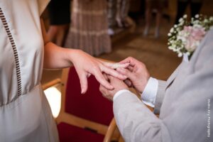 Photographe de mariage en Beaufortain : échange des alliances
