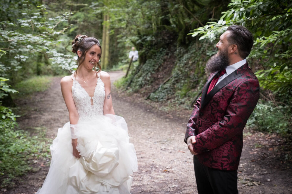 Photographe de mariage en Isère : premier regard entre les mariés