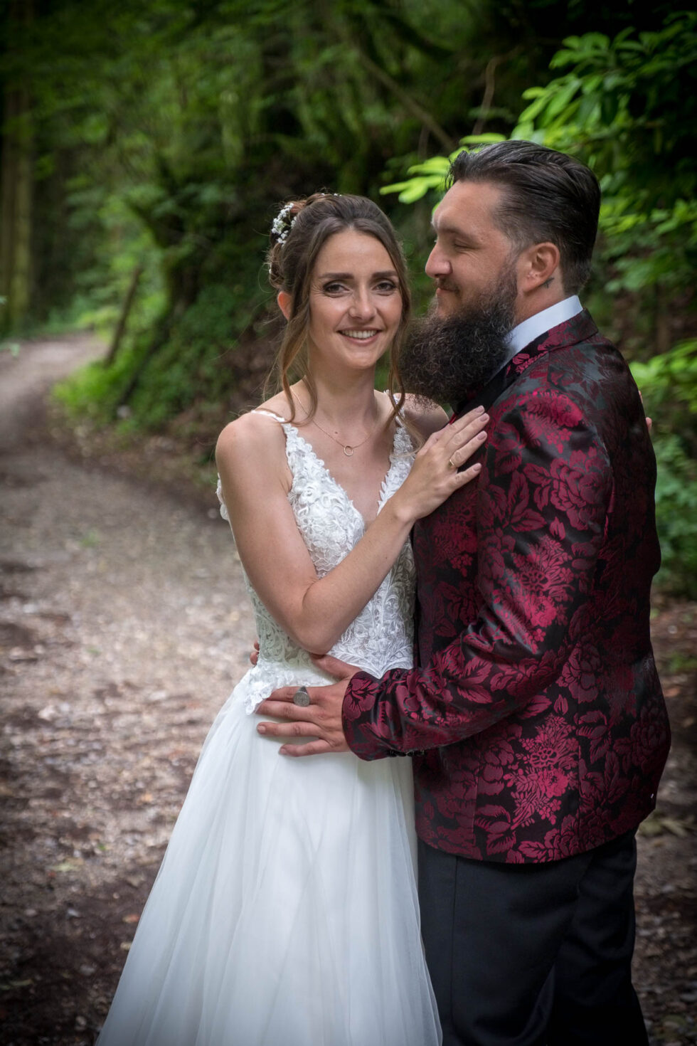Photographe de mariage en Isère : après le premier regard entre les mariés, ils posent pour leur photographe