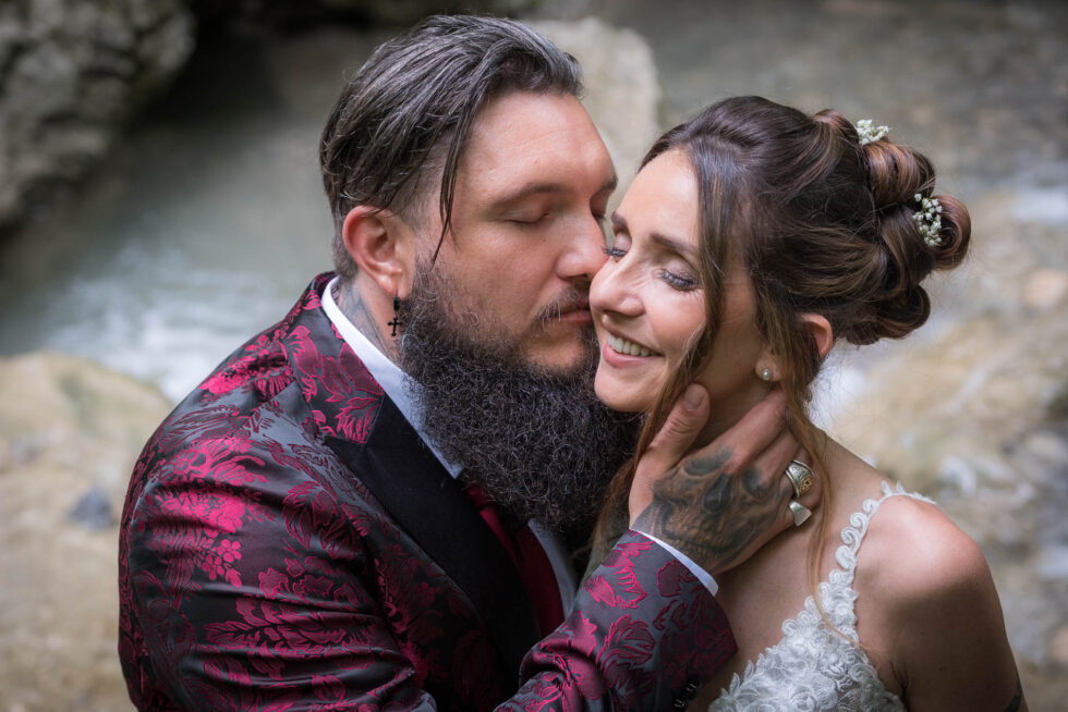 Photographe de mariage en Isère : portrait serré sur les mariés