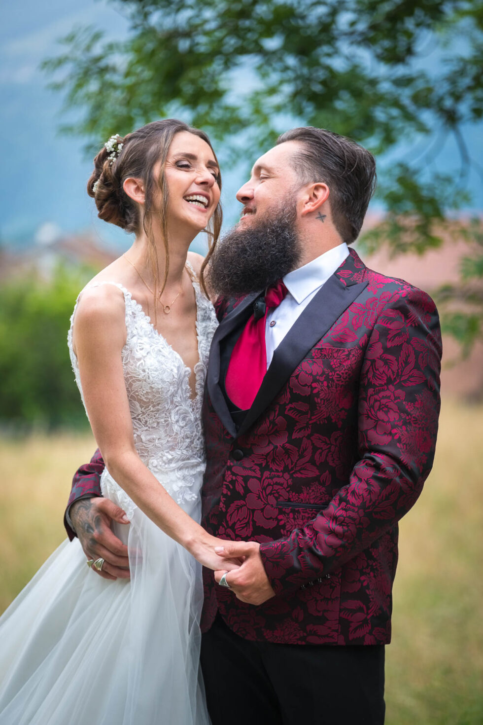 Photographe de mariage en Isère : les mariés éclatent de rire