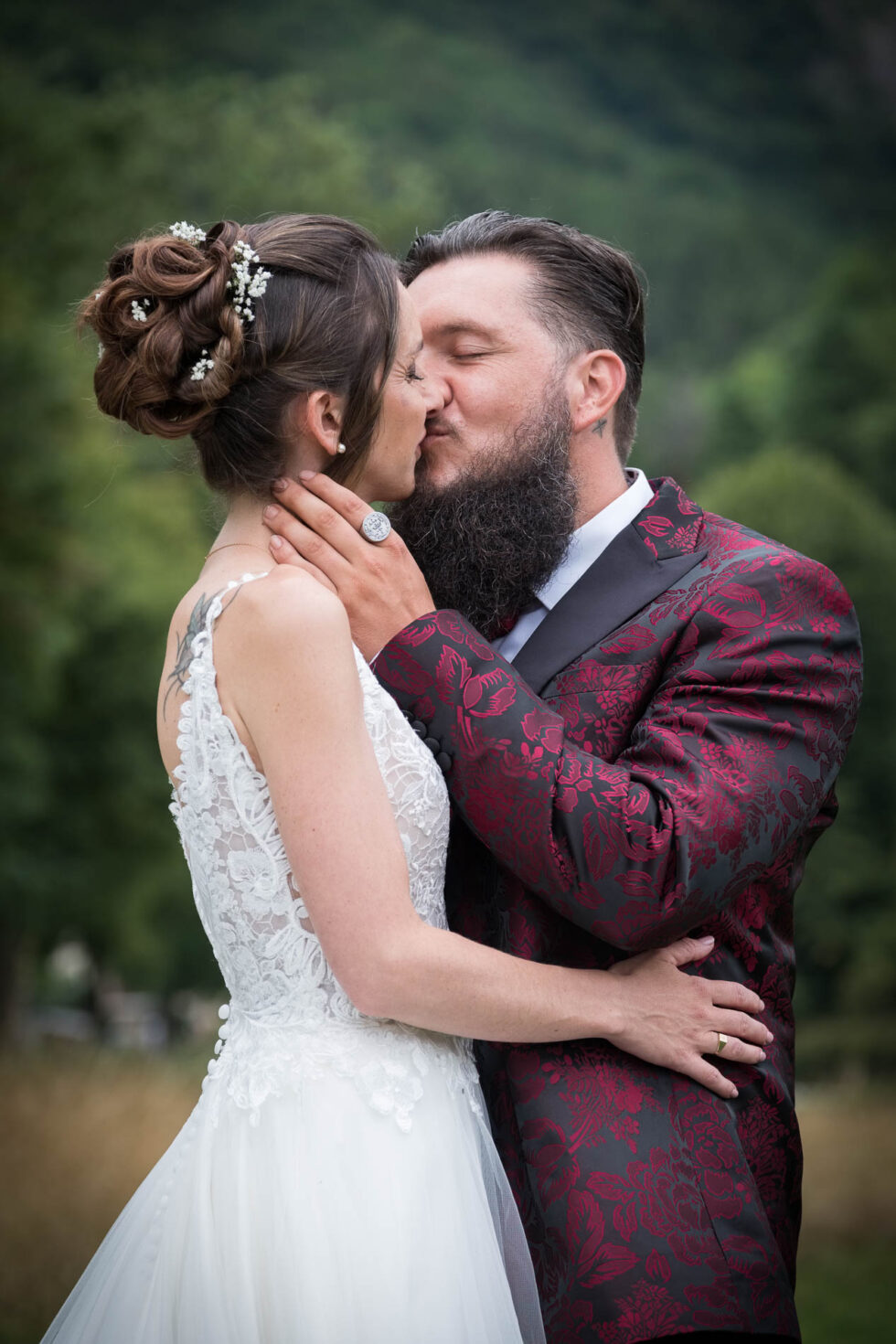 Photographe de mariage en Isère : le baiser des mariés