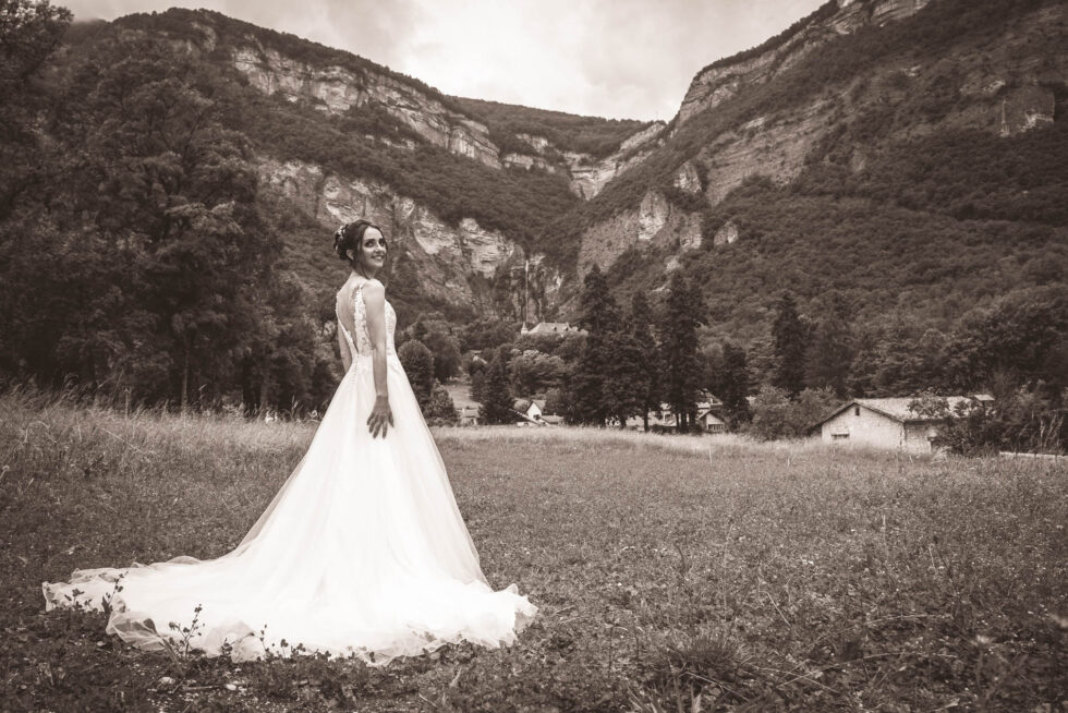 Photographe de mariage en Isère :portrait de la mariée, seule, en sépia
