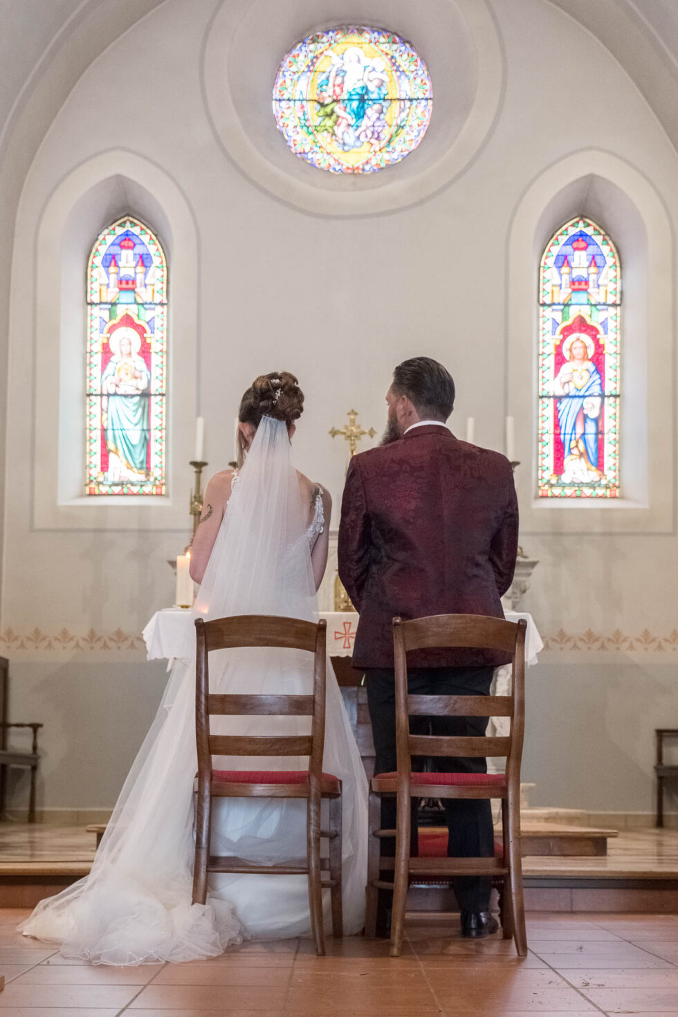 Photographe de mariage en Isère : les mariés de dos pendant la cérémonie