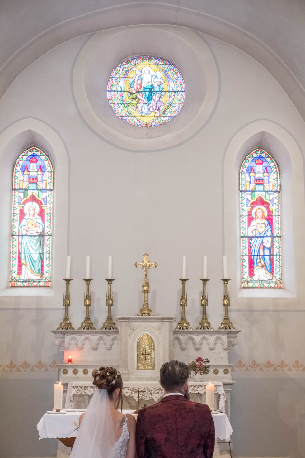 Photographe de mariage en Isère : les mariés à l'église de Bernin