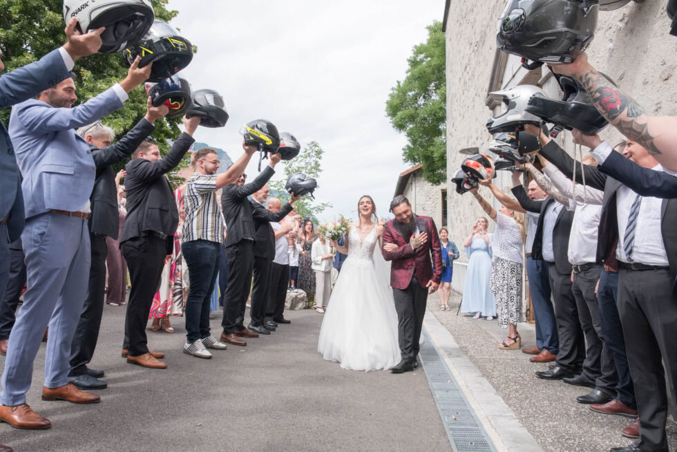 Photographe de mariage en Isère : les mariés sortent de l'église de Bernin