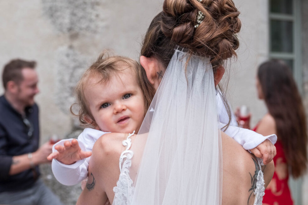 Photographe de mariage en Isère : la mariée et sa fille