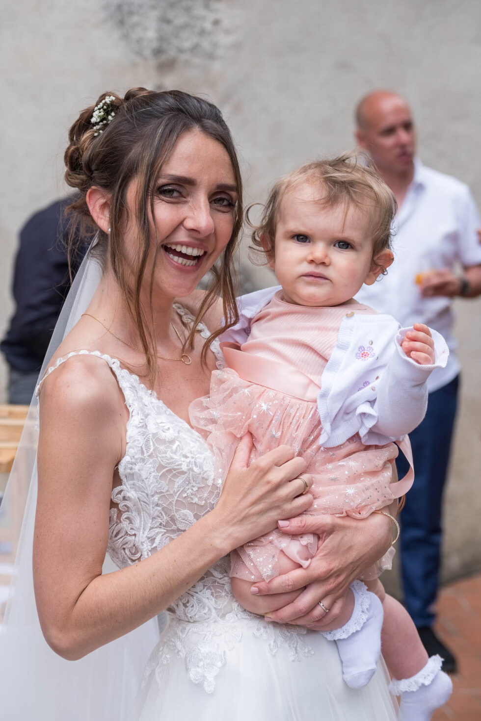 Photographe de mariage en Isère : la mariée pose avec sa fille