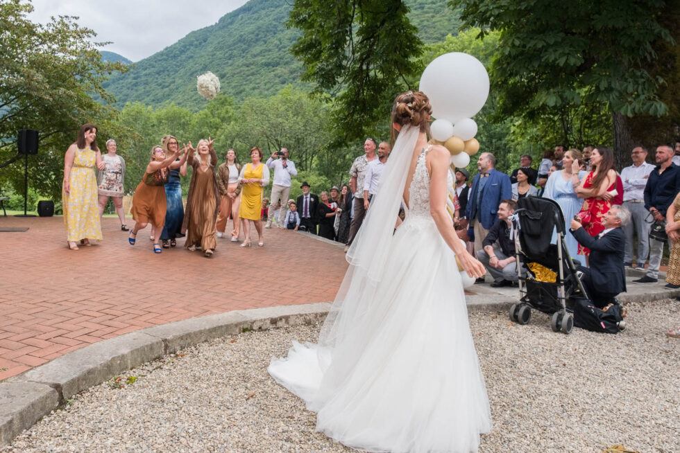 Photographe de mariage en Isère : la mariée lance son bouquet, suite