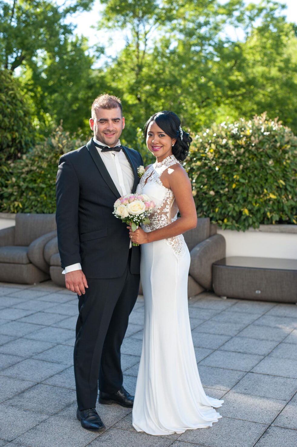 Photographe de mariage à Annecy : les mariés posent sur les terrasses de l'Imperial Palace