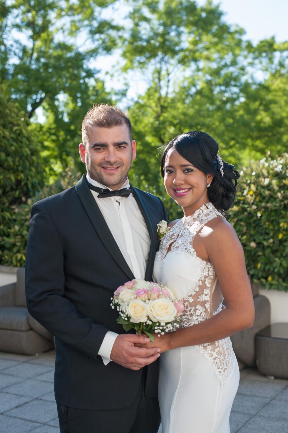 Photographe de mariage à Annecy : portrait des mariés les terrasses de l'Imperial Palace