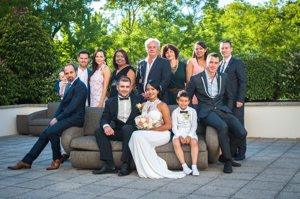 Photographe de mariage à Annecy : les mariés et leur famille posent sur les terrasses de l'Imperial Palace