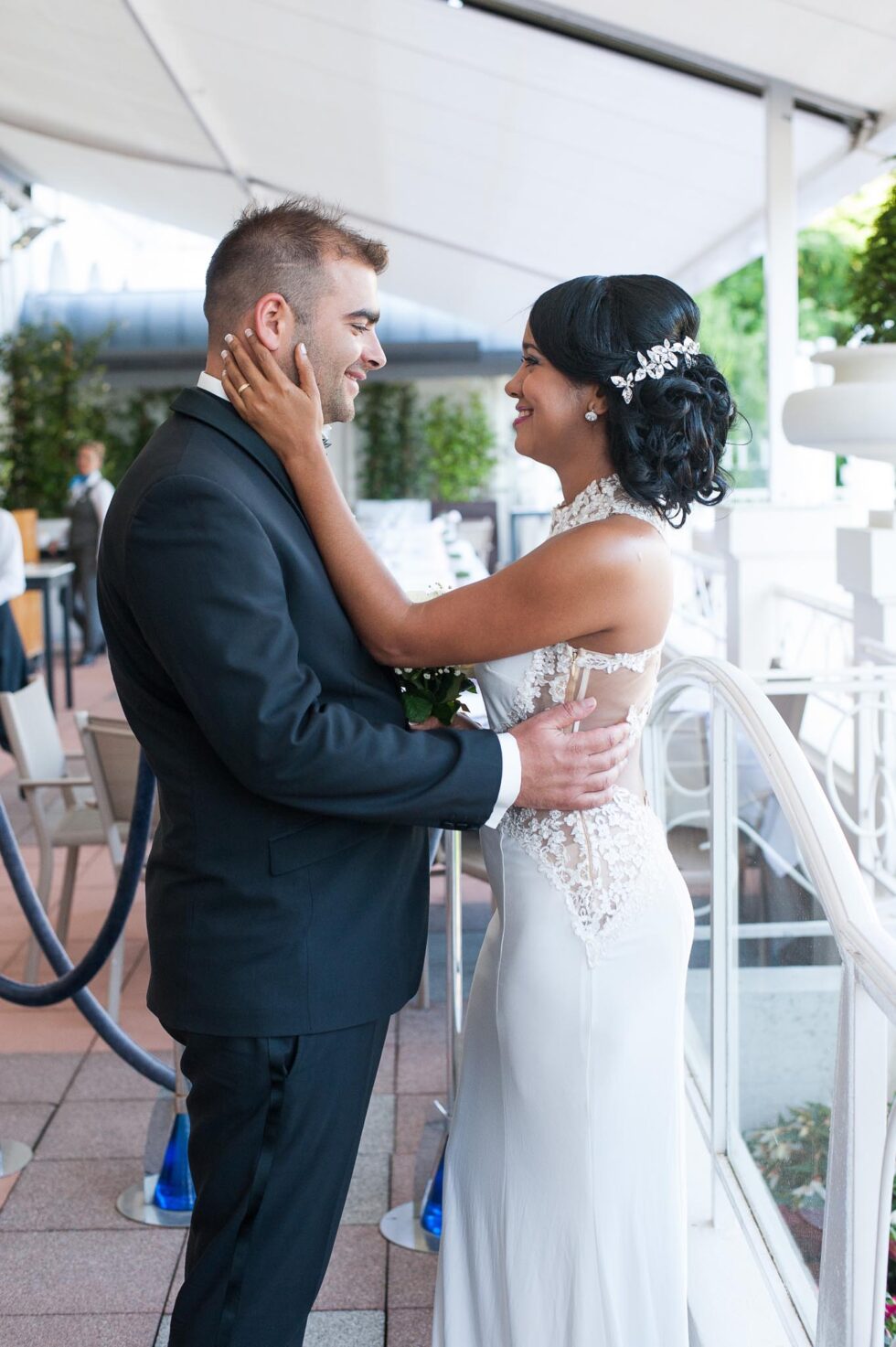 Photographe de mariage à Annecy : mariés sur la terrasse du restaurant de l'Imperial Palace