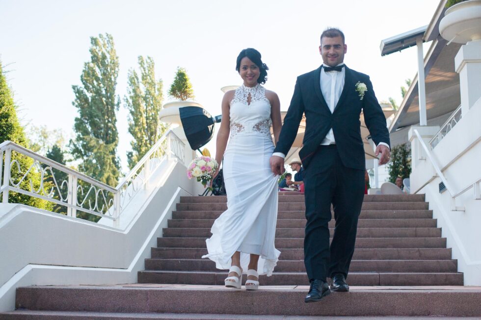 Photographe de mariage à Annecy : les mariés descendent de la terrasse du restaurant de l'Imperial Palace