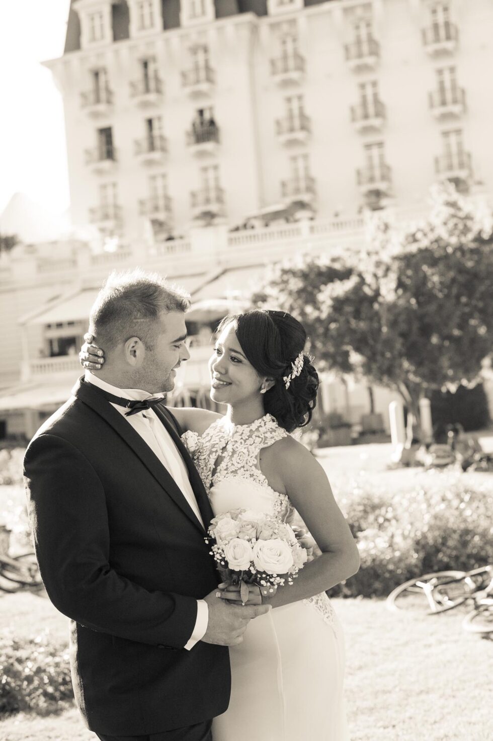 Photographe de mariage à Annecy : les mariés dans les jardins de l'Imperial Palace, en sépia