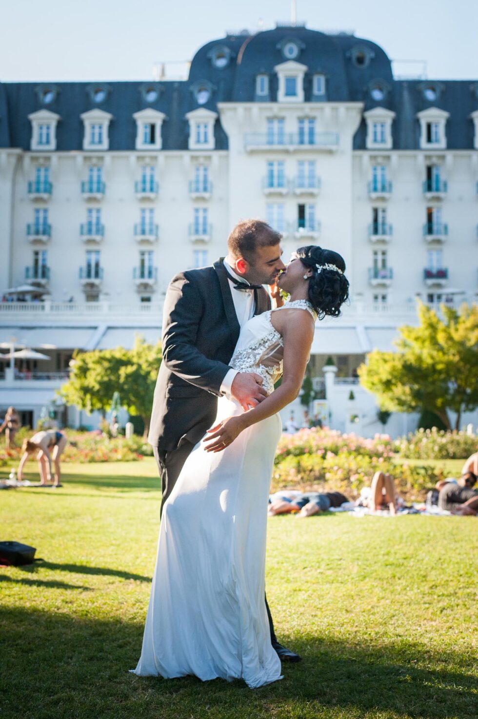 Photographe de mariage à Annecy : pose romantique des mariés dans les jardins de l'Imperial Palace