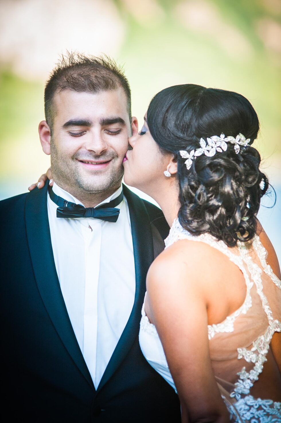 Photographe de mariage à Annecy : portrait serré des mariés près de l'Imperial Palace