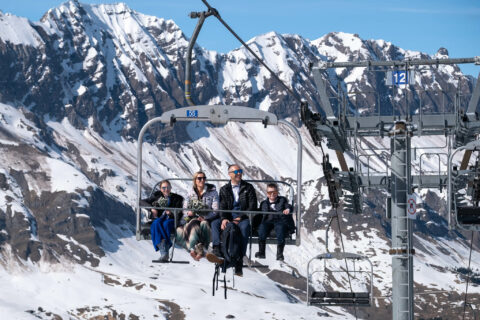 Photographe de mariage à la montagne ; les mariés en famille sur le télésiège