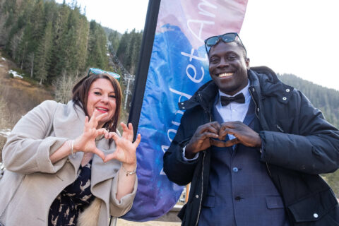Photographe de mariage à la montagne : attente des mariés