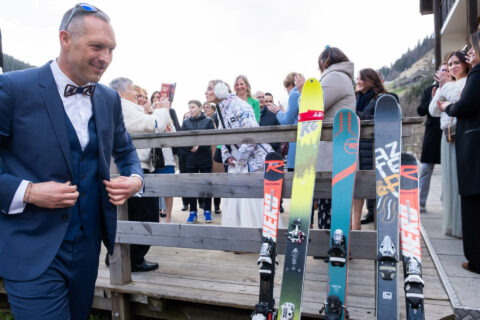 Photographe de mariage à la montagne : arrivée des mariés