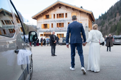 Photographe de mariage à la montagne : les mariés arrivent à la mairie