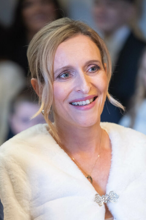 Photographe de mariage à la montagne : portrait des mariés pendant la cérémonie