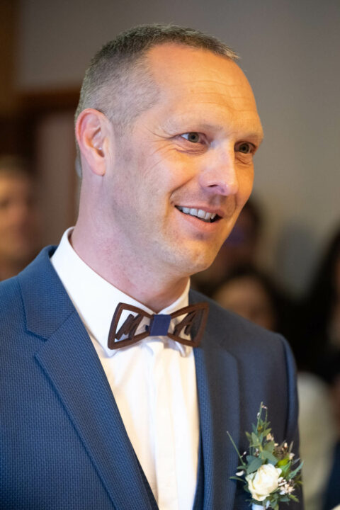 Photographe de mariage à la montagne : portrait des mariés pendant la cérémonie
