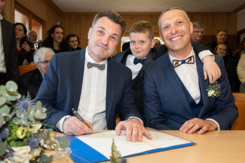 Photographe de mariage à la montagne : signature des registres en mairie