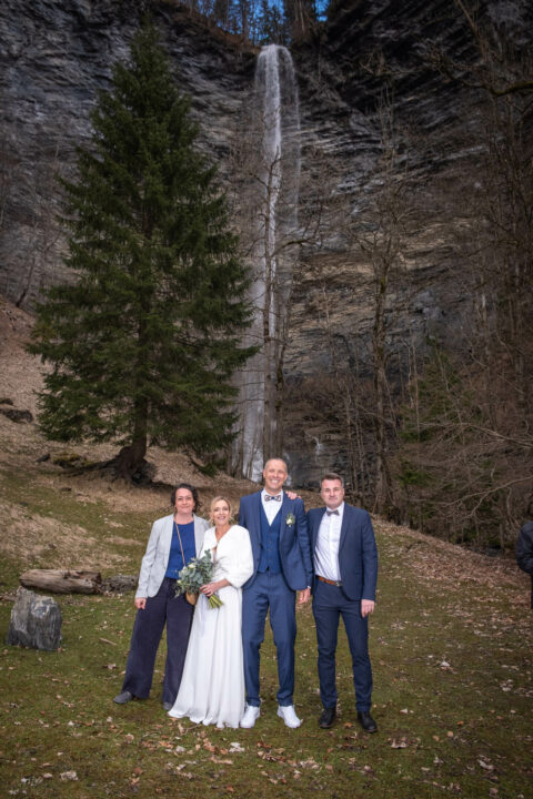 Photographe de mariage à la montagne : mariés et témoins dans un décor de nature