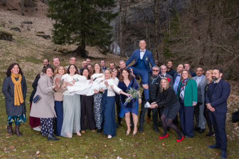 Photographe de mariage à la montagne : mariés et leurs invités