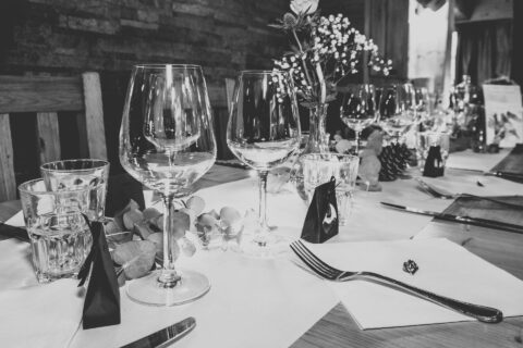 Photographe de mariage à la Datcha : détails dans le restaurant de la Giettaz