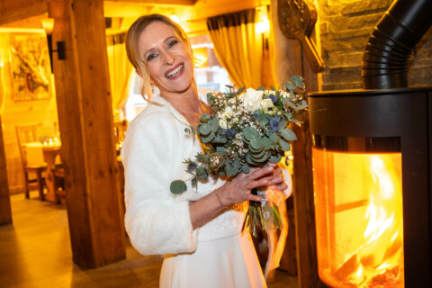 Photographe de mariage à la Datcha : la mariée et son bouquetv