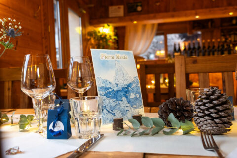 Photographe de mariage à la Datcha : détails dans le restaurant de la Giettaz