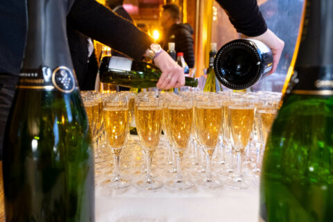 Photographe de mariage à la Datcha : service dans le restaurant de la Giettaz