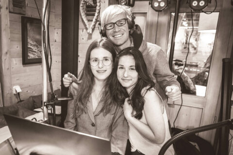 Photographe de mariage à la Datcha : portrait des enfants avec le DJ