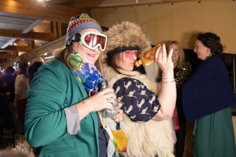 Photographe de mariage à la Datcha : jeux pour les invités pendant le photobooth