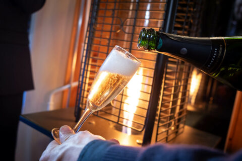 Photographe de mariage à la Datcha : service dans le restaurant de la Giettaz