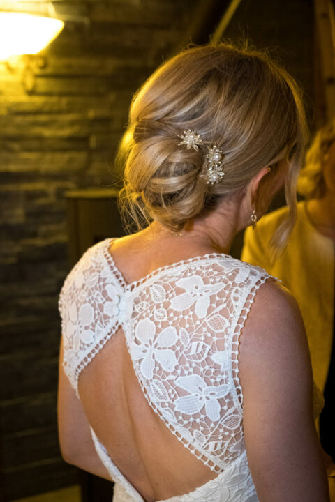 Photographe de mariage à la Datcha : détail robe et coiffure de la mariée