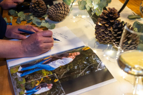 Photographe de mariage à la Datcha : signature du livre d'or