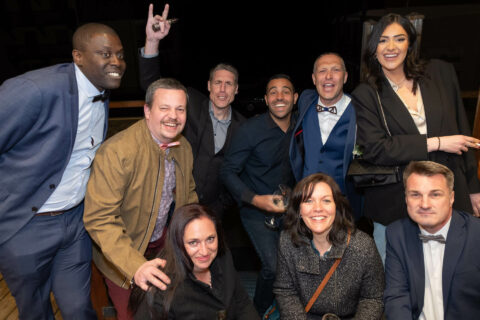 Portrait d'invités sur la terrasse de la Datcha lors d'un mariage à la Giettaz
