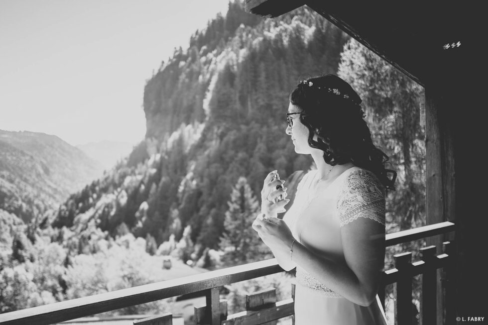 Reportage de mariage en automne à la montagne : la mariée pensive se prépare