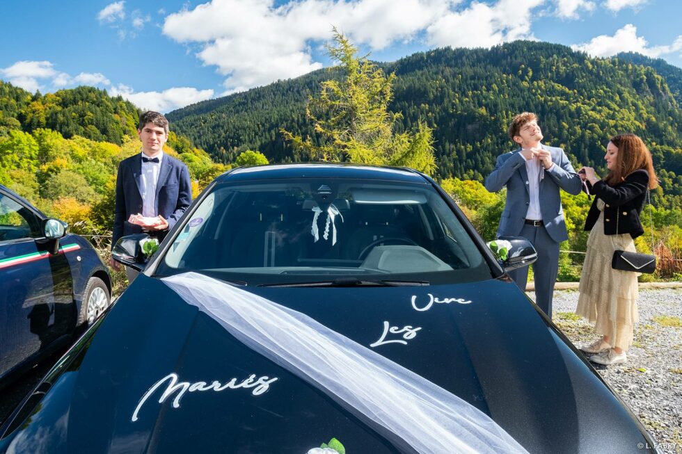 Reportage de mariage en automne à la montagne : arrivée des proches avant le first look des mariés