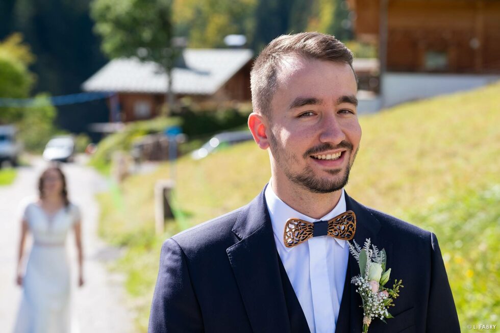 Reportage de mariage en automne à la montagne : juste avant le premier regard des mariés