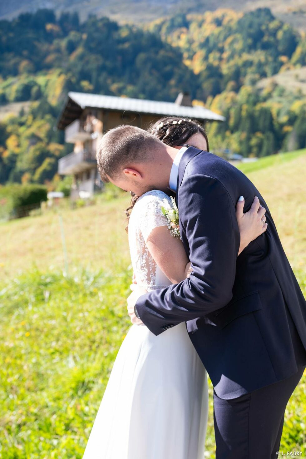Reportage de mariage en automne à la montagne : first look des mariés